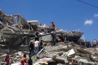 Para petugas di antara reruntuhan gempa di Kolombia/ Foto: Anadolu