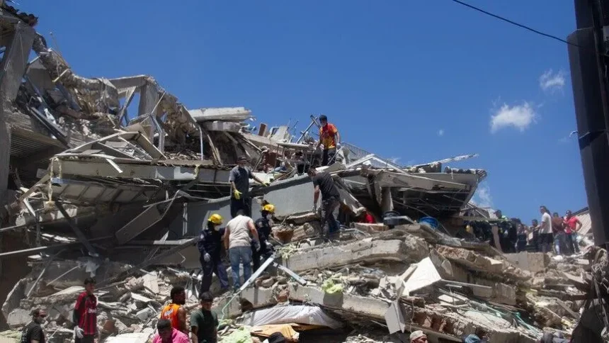 Para petugas di antara reruntuhan gempa di Kolombia/ Foto: Anadolu