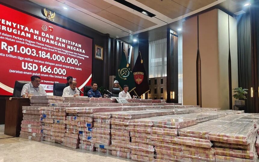 Jampidsus Kejaksaan Agung menggelar konferensi pers mengenai penyitaan uang senilai Rp1,003 triliun dan 166 ribu dolar AS dari PT PSMI/ Foto: ANTARA