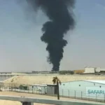 Kepulan asap membubung dari area penyimpanan bahan bakar Bandara Internasional King Khalid di Riyadh, Arab Saudi / Foto: Reuters