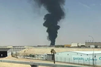 Kepulan asap membubung dari area penyimpanan bahan bakar Bandara Internasional King Khalid di Riyadh, Arab Saudi / Foto: Reuters