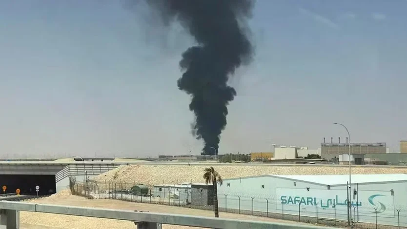 Kepulan asap membubung dari area penyimpanan bahan bakar Bandara Internasional King Khalid di Riyadh, Arab Saudi / Foto: Reuters