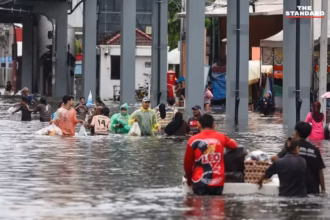 Orang-orang mengangkut barang mereka di Khlong Chan, Bangkok/ Foto: vn