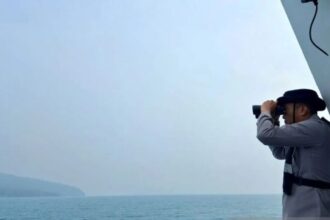 Wakapolda Banten Brigjen Pol. Iwan Saktiadi saat memantau area Gunung Krakatau / Foto: ANTARA