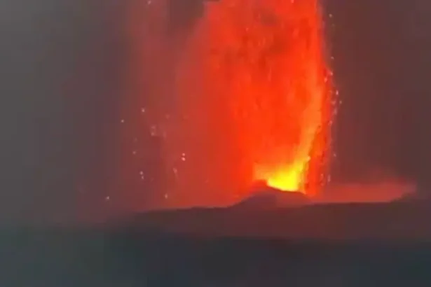 Lava pijar erupsi Gunung Anak Krakatau/ Foto: Ist