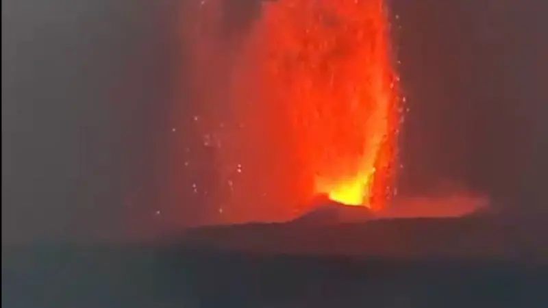 Lava pijar erupsi Gunung Anak Krakatau/ Foto: Ist