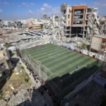 Para pemain U-18 dari Gaza Sports Club dan Jabalia Services Sports Club berpartisipasi pertandingan sepak bola format 5 lawan 5 di Stadion Palestina/ Foto: MEMO