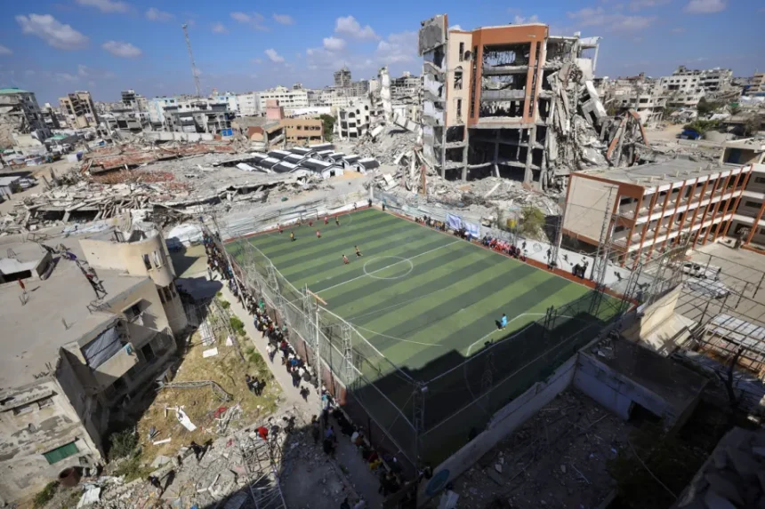 Para pemain U-18 dari Gaza Sports Club dan Jabalia Services Sports Club berpartisipasi pertandingan sepak bola format 5 lawan 5 di Stadion Palestina/ Foto: MEMO