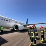 Suasana penanganan pesawat Garuda nomor penerbangan GA-604 rute Jakarta-Makassar yang mengalami pecah ban di Makasar/ Foto: capture ANTARA