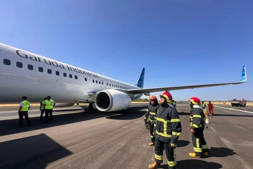 Suasana penanganan pesawat Garuda nomor penerbangan GA-604 rute Jakarta-Makassar yang mengalami pecah ban di Makasar/ Foto: capture ANTARA
