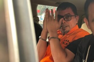 Sirajudin Lasena dalam mobil tahanan/ Foto: ANTARA
