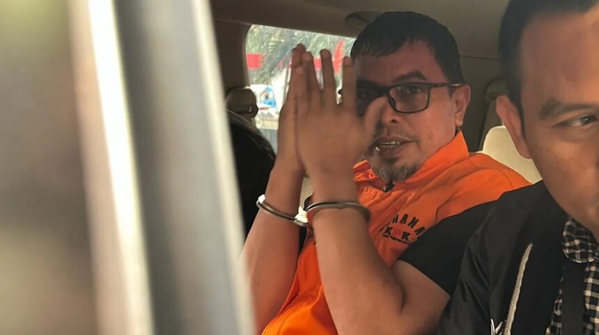 Sirajudin Lasena dalam mobil tahanan/ Foto: ANTARA
