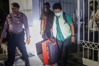 KPK usai melakukan penggeledahan di rumah Dirjen Pengendalian dan Penertiban ATR/BPN Lampri di Bekasi/ Foto: ANTARA