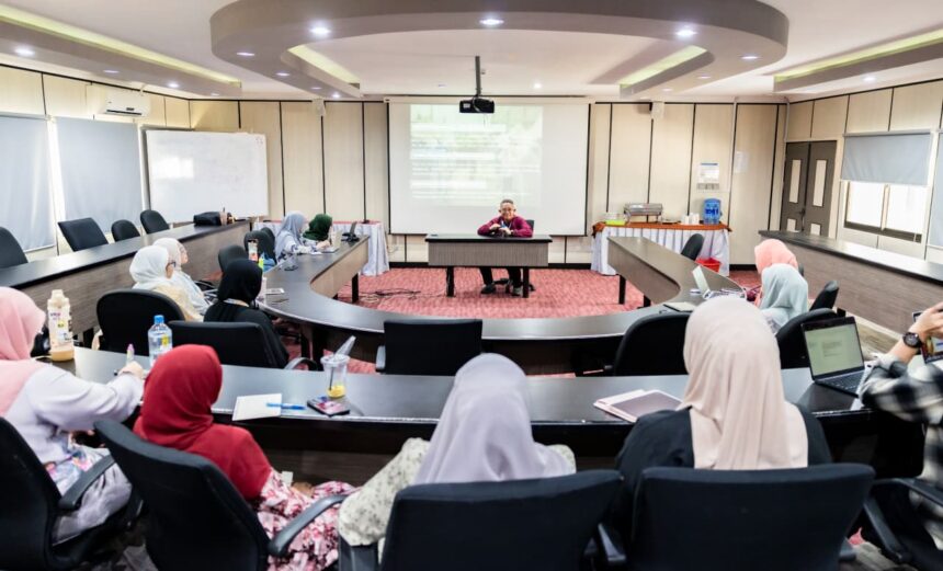 Kapusdimas LPPM UPN Veteran Jatim Zainal Abidin Achmad saat menyampaikan materinya/dok.aktual.co.id