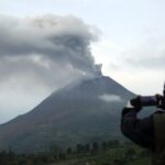 Gunung Sinabung saat menyemburkan abu vulkanik di Desa Kutarayat, Kecamatan Naman Teran, Kabupaten Karo, Sumatera Utara/ Foto: ANTARA