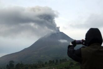Gunung Sinabung saat menyemburkan abu vulkanik di Desa Kutarayat, Kecamatan Naman Teran, Kabupaten Karo, Sumatera Utara/ Foto: ANTARA