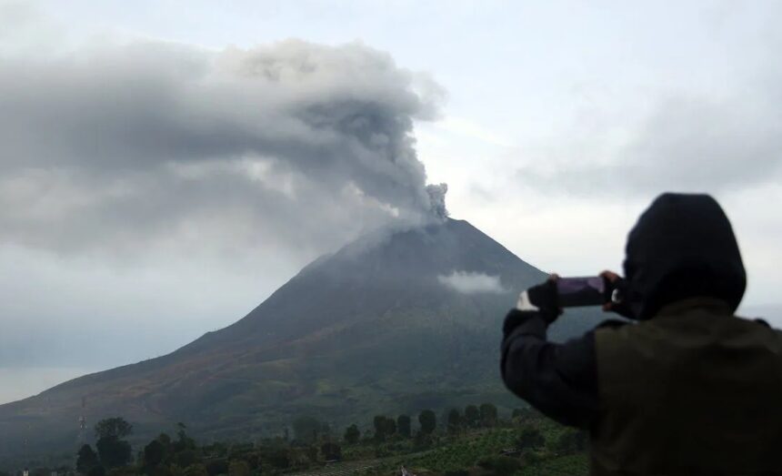 Gunung Sinabung saat menyemburkan abu vulkanik di Desa Kutarayat, Kecamatan Naman Teran, Kabupaten Karo, Sumatera Utara/ Foto: ANTARA