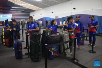 Para penumpang antri check in di Bandara Internasional Maiquetia/ Foto: xinhua