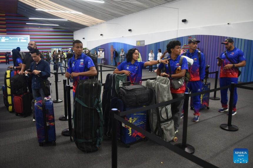 Para penumpang antri check in di Bandara Internasional Maiquetia/ Foto: xinhua