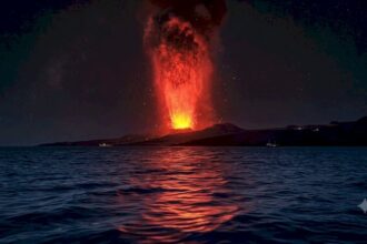 Semburan erupsi Gunung Anak Krakatau/ Foto: TikTok