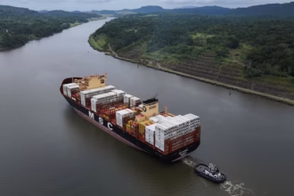 Sebuah kapal kontainer berbendera Liberia melintasi Terusan Panama/ Foto: The Guardian
