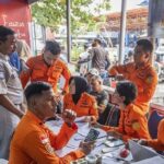 Petugas Basarnas Kelas A Banjarmasin menyiapkan data-data kecelakaan Kapal Motor Virgo Transport 8 rute Surabaya-Banjarmasin/ Foto: ANTARA