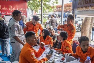Petugas Basarnas Kelas A Banjarmasin menyiapkan data-data kecelakaan Kapal Motor Virgo Transport 8 rute Surabaya-Banjarmasin/ Foto: ANTARA