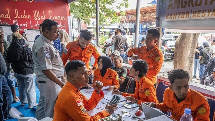 Petugas Basarnas Kelas A Banjarmasin menyiapkan data-data kecelakaan Kapal Motor Virgo Transport 8 rute Surabaya-Banjarmasin/ Foto: ANTARA