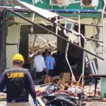 Petugas melakukan olah TKP di San Antonio, Pakuwon City, Surabaya/ Foto: ANTARA