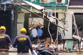 Petugas melakukan olah TKP di San Antonio, Pakuwon City, Surabaya/ Foto: ANTARA