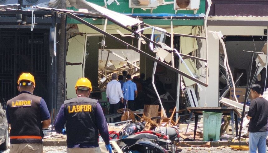 Petugas melakukan olah TKP di San Antonio, Pakuwon City, Surabaya/ Foto: ANTARA