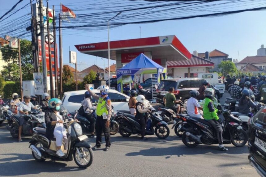 Antrian pembeli BBM di SPBU Denpasar, Bali/ Foto: ANTARA BALI