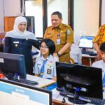 Gubernur Khofifah saat meninjau ujian/ Foto: Pemprov Jatim