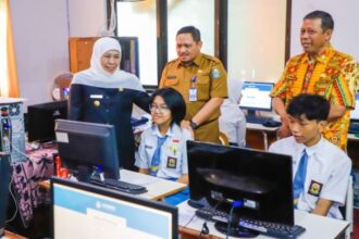 Gubernur Khofifah saat meninjau ujian/ Foto: Pemprov Jatim