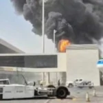 Asap dan kobaran api membubung dari Bandara King Khalid setelah pemberontak Houthi mengaku bertanggung jawab atas serangan di bandara di Riyadh, Arab Saudi, pada 8 Oktober/ Foto: vietnam