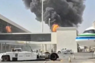 Asap dan kobaran api membubung dari Bandara King Khalid setelah pemberontak Houthi mengaku bertanggung jawab atas serangan di bandara di Riyadh, Arab Saudi, pada 8 Oktober/ Foto: vietnam
