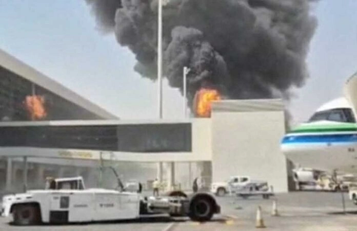 Asap dan kobaran api membubung dari Bandara King Khalid setelah pemberontak Houthi mengaku bertanggung jawab atas serangan di bandara di Riyadh, Arab Saudi, pada 8 Oktober/ Foto: vietnam