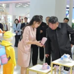 Kim Jong Un dan putrinya mengunjungi pameran mode di Korea Utara/ Foto: Yonhap