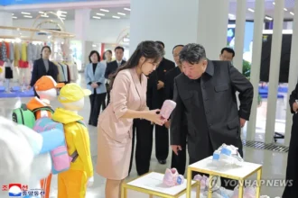 Kim Jong Un dan putrinya mengunjungi pameran mode di Korea Utara/ Foto: Yonhap