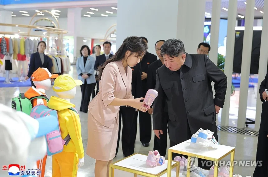 Kim Jong Un dan putrinya mengunjungi pameran mode di Korea Utara/ Foto: Yonhap