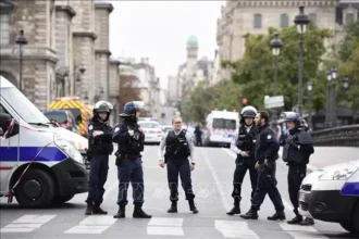 Polisi Prancis berjaga di ibu kota, Paris/ Foto: VNA
