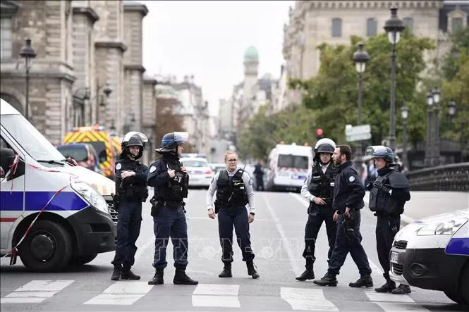 Polisi Prancis berjaga di ibu kota, Paris/ Foto: VNA