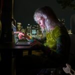 Tampilan MacBook Pro layar sentuh/ Foto: Apple