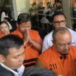 Tahanan KPK dalam kasus operasi tangkap tangan di linglungam BNPB keluar dari Gedung Merah Putih KPK/ Foto: courtesy ANTARA