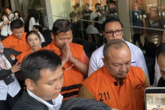 Tahanan KPK dalam kasus operasi tangkap tangan di linglungam BNPB keluar dari Gedung Merah Putih KPK/ Foto: courtesy ANTARA
