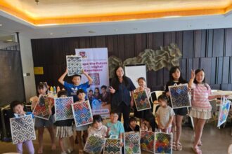 Anak-anak memamerkan kreasi batiknya/dok.aktual.co.id