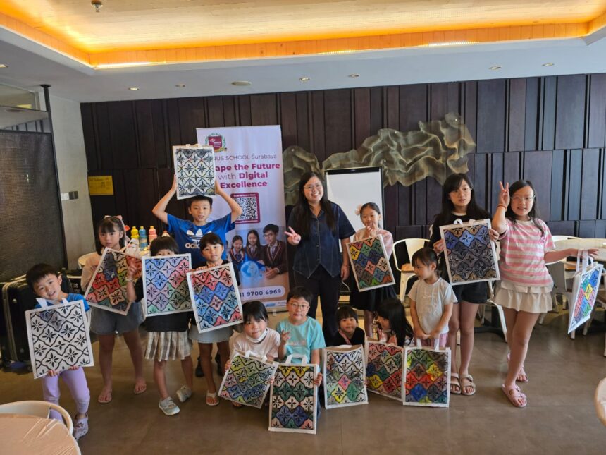 Anak-anak memamerkan kreasi batiknya/dok.aktual.co.id