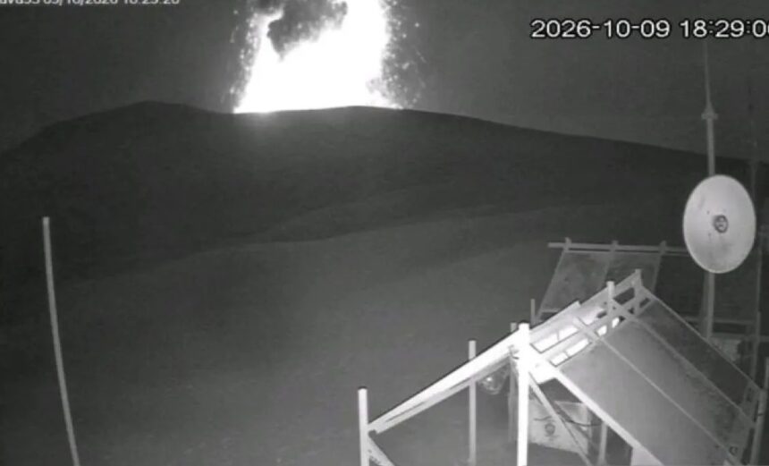 Penampakan erupsi Gunung Anak Krakatau/ Foto: ANTARA
