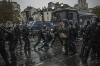 Polisi mengamankan peserta aksi unjuk rasa di Prancis/ Foto: Anadolu