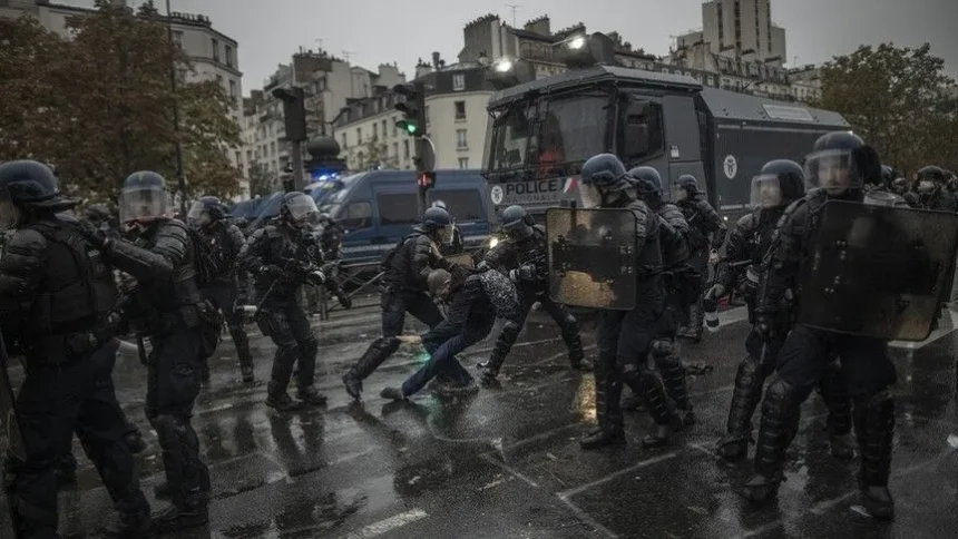 Polisi mengamankan peserta aksi unjuk rasa di Prancis/ Foto: Anadolu